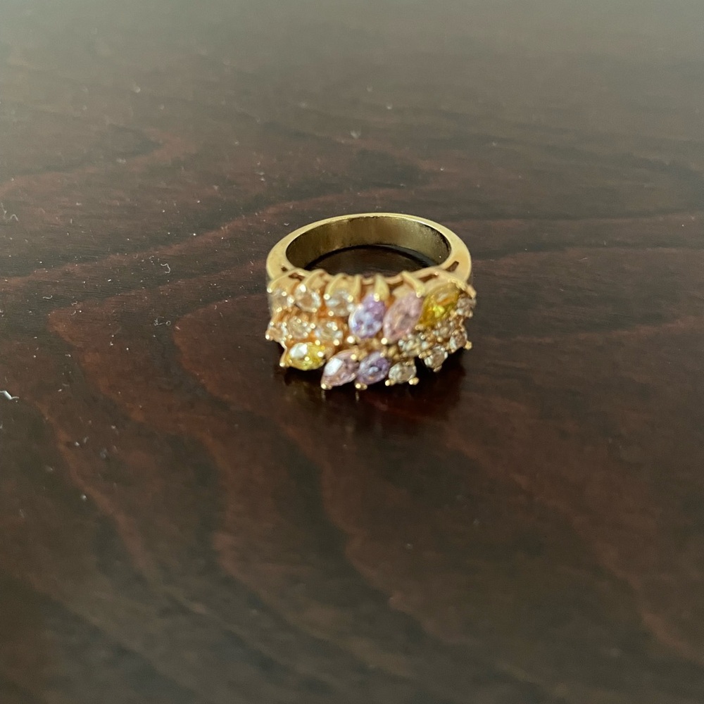 EUC Goldtone ring with pastel colored glass crystals